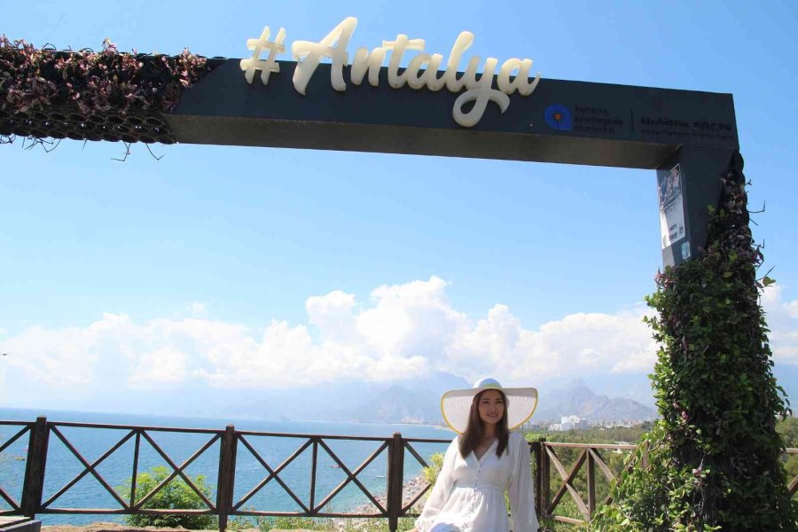 Antalya’nın Dünyaca Ünlü Sahilinde Hafta Sonu Yoğunluğu