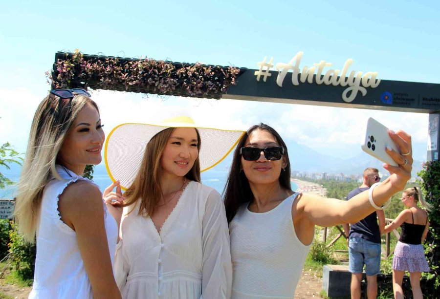 Antalya’nın Dünyaca Ünlü Sahilinde Hafta Sonu Yoğunluğu
