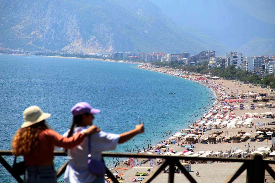 Antalya’nın Dünyaca Ünlü Sahilinde Hafta Sonu Yoğunluğu