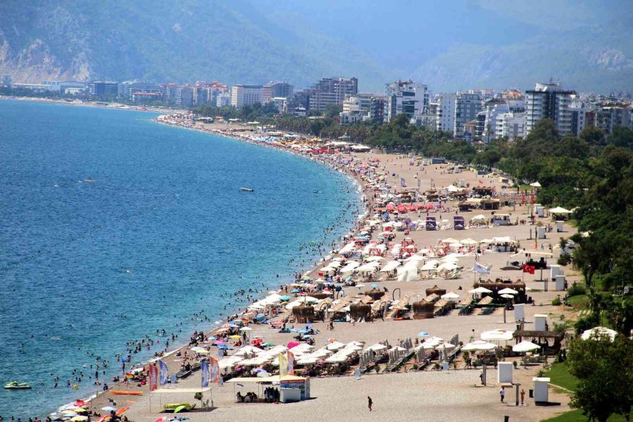Antalya’nın Dünyaca Ünlü Sahilinde Hafta Sonu Yoğunluğu