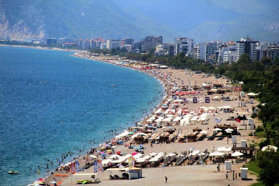 Antalya’nın Dünyaca Ünlü Sahilinde Hafta Sonu Yoğunluğu