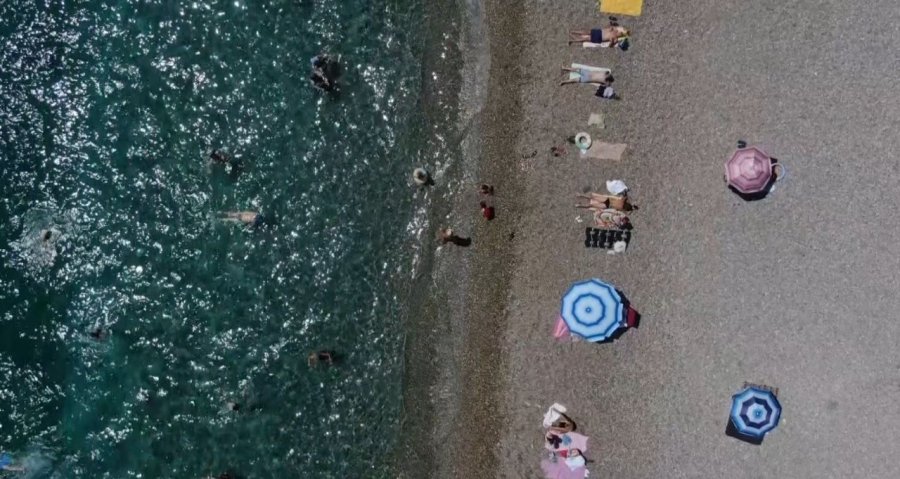 Antalya’nın Dünyaca Ünlü Sahilinde Hafta Sonu Yoğunluğu