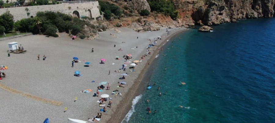 Antalya’nın Dünyaca Ünlü Sahilinde Hafta Sonu Yoğunluğu