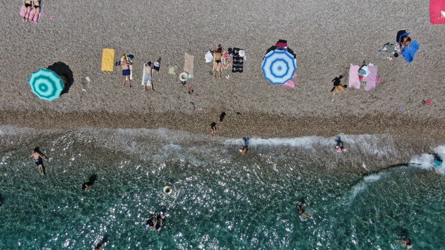 Antalya’nın Dünyaca Ünlü Sahilinde Hafta Sonu Yoğunluğu
