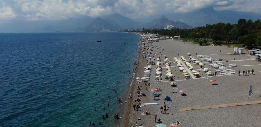 Antalya’nın Dünyaca Ünlü Sahilinde Hafta Sonu Yoğunluğu