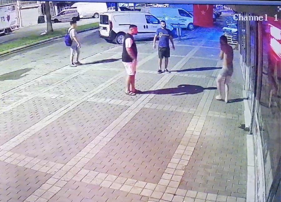 Üzerinde Sadece İç Çamaşırıyla İşyerinin Kapısına İhtiyaç Giderirken "hırsız" Zannedilip Darp Edildi