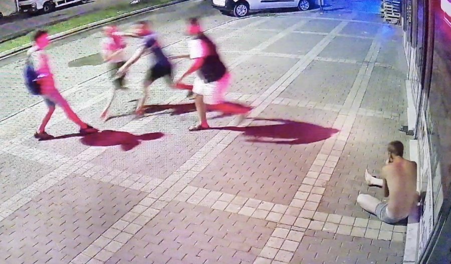 Üzerinde Sadece İç Çamaşırıyla İşyerinin Kapısına İhtiyaç Giderirken "hırsız" Zannedilip Darp Edildi