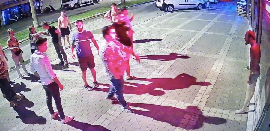 Üzerinde Sadece İç Çamaşırıyla İşyerinin Kapısına İhtiyaç Giderirken "hırsız" Zannedilip Darp Edildi