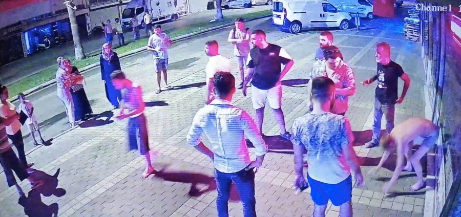 Üzerinde Sadece İç Çamaşırıyla İşyerinin Kapısına İhtiyaç Giderirken "hırsız" Zannedilip Darp Edildi