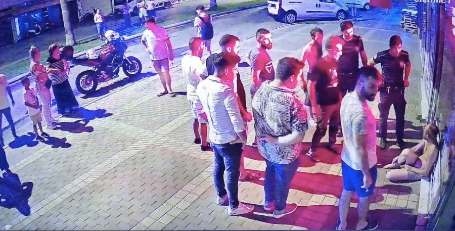 Üzerinde Sadece İç Çamaşırıyla İşyerinin Kapısına İhtiyaç Giderirken "hırsız" Zannedilip Darp Edildi