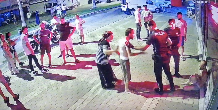 Üzerinde Sadece İç Çamaşırıyla İşyerinin Kapısına İhtiyaç Giderirken "hırsız" Zannedilip Darp Edildi