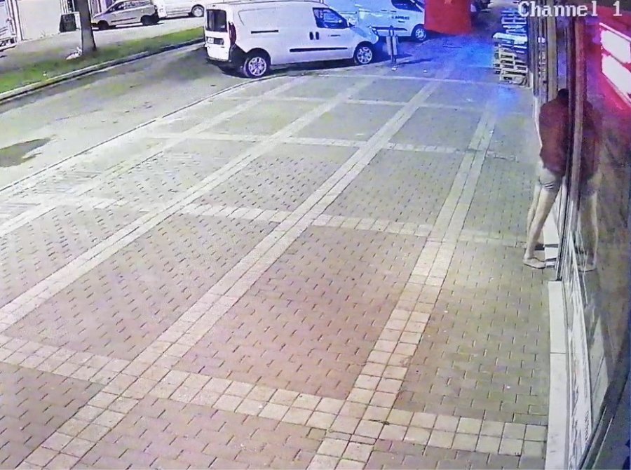 Üzerinde Sadece İç Çamaşırıyla İşyerinin Kapısına İhtiyaç Giderirken "hırsız" Zannedilip Darp Edildi