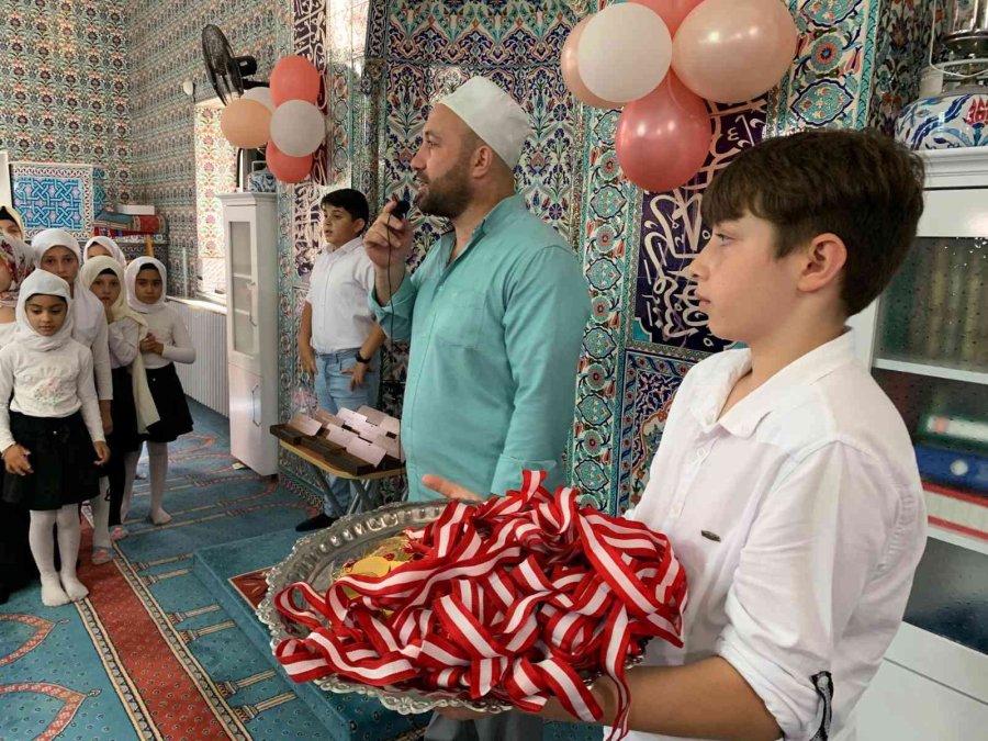 Yaz Kuran Kursunu Başarıyla Bitiren Öğrencilere Madalya
