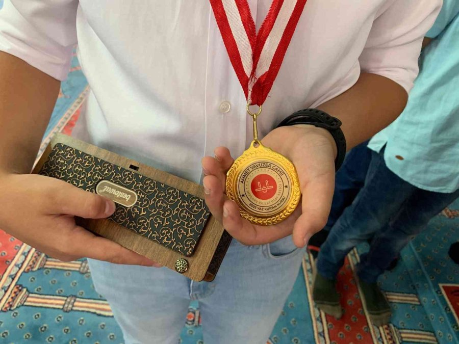 Yaz Kuran Kursunu Başarıyla Bitiren Öğrencilere Madalya