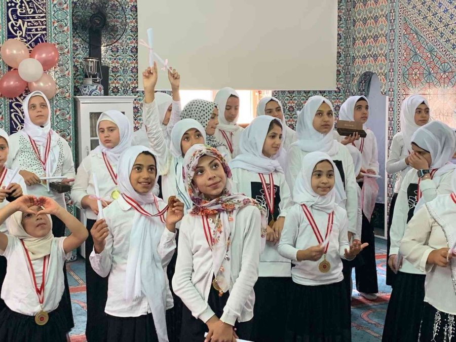 Yaz Kuran Kursunu Başarıyla Bitiren Öğrencilere Madalya