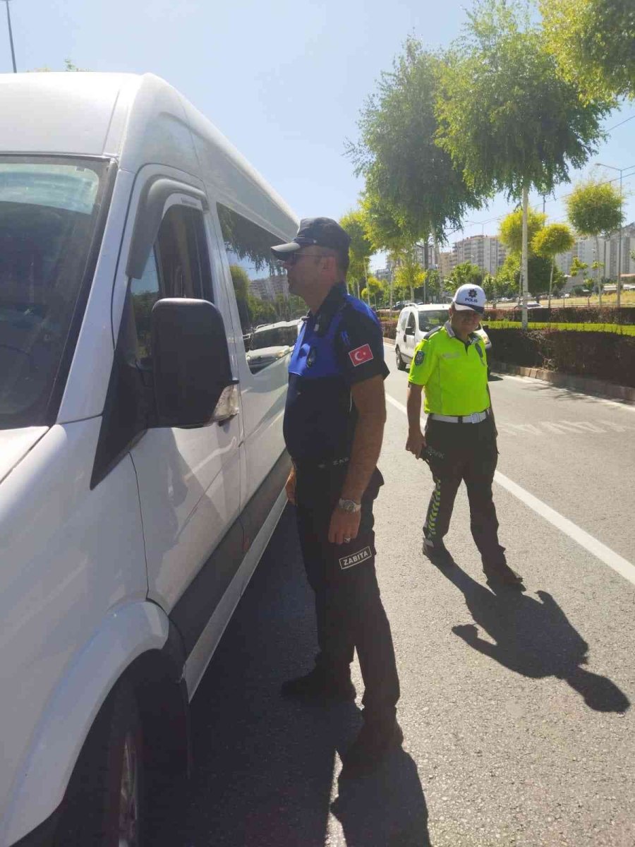 Büyükşehir Zabıtasından Şehir İçi Toplu Taşım Araçlarına Denetim