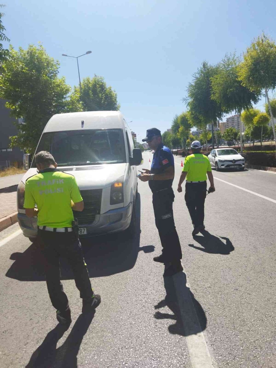 Büyükşehir Zabıtasından Şehir İçi Toplu Taşım Araçlarına Denetim