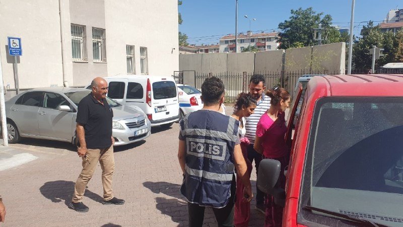 Ev Faresi Kadınlar Önce Kameraya Sonra Polise Yakalandı