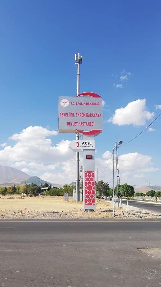 Develi’deki Dr. Ekrem Karakaya Devlet Hastanesi’nin Tabelaları Asıldı