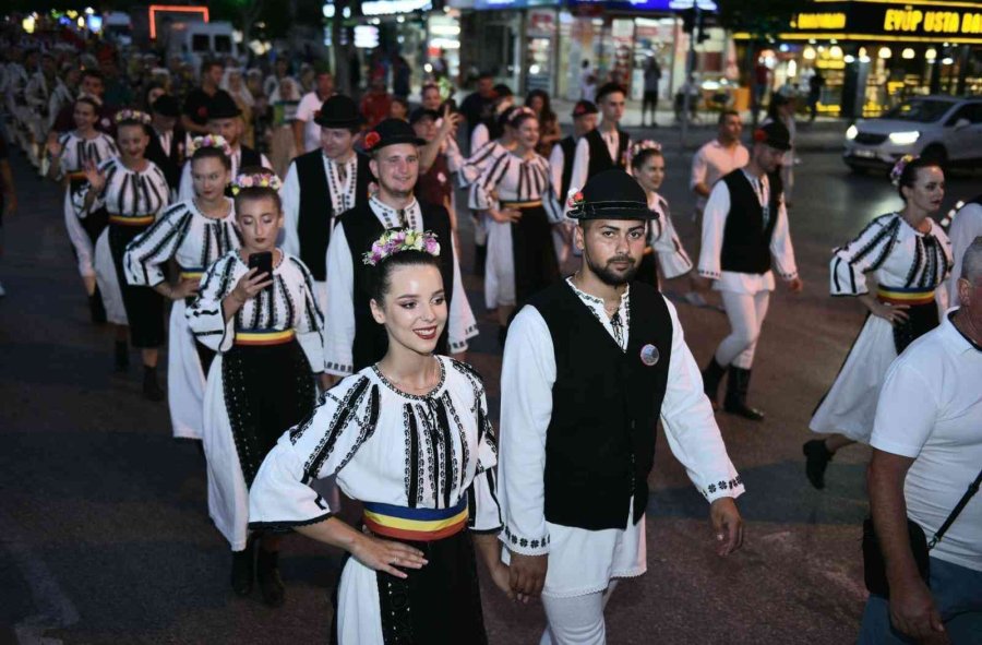 Dünya’nın Ve Türkiye’nin Renkleri Kepez’de Buluştu