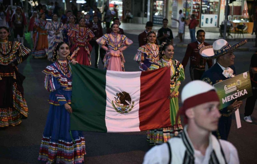 Dünya’nın Ve Türkiye’nin Renkleri Kepez’de Buluştu