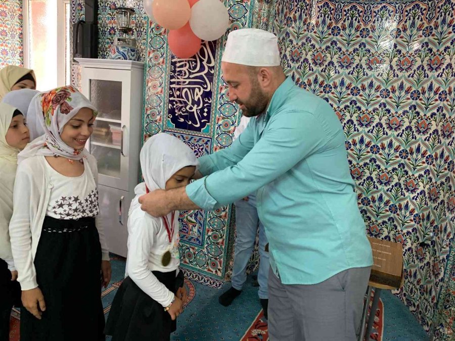 Yaz Kuran Kursunu Başarıyla Bitiren Öğrencilere Madalya