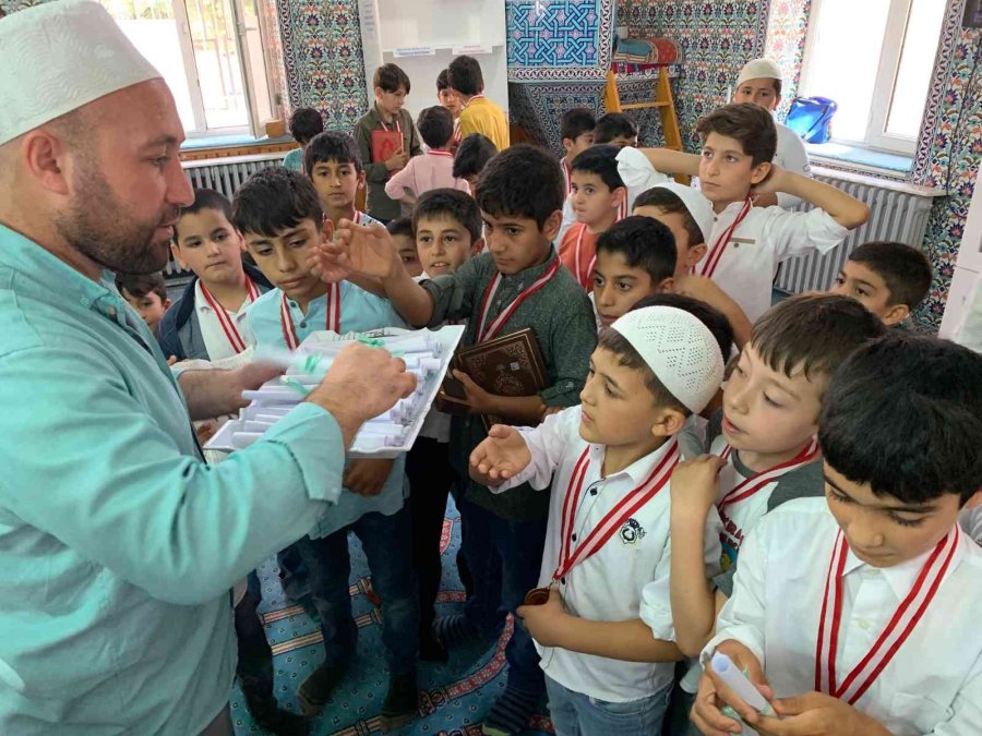 Yaz Kuran Kursunu Başarıyla Bitiren Öğrencilere Madalya