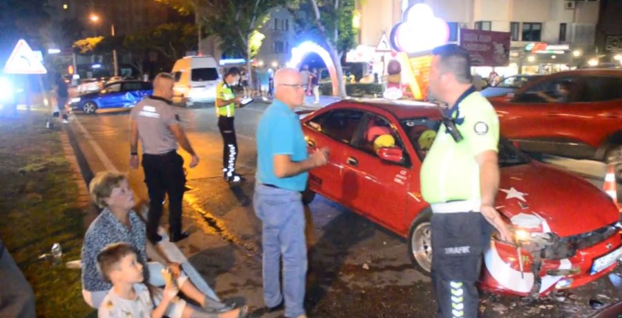 Refüjü Aşıp Karşı Şeride Daldı, İki Araca Çarparak Durabildi