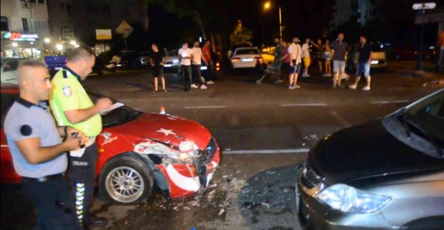 Refüjü Aşıp Karşı Şeride Daldı, İki Araca Çarparak Durabildi