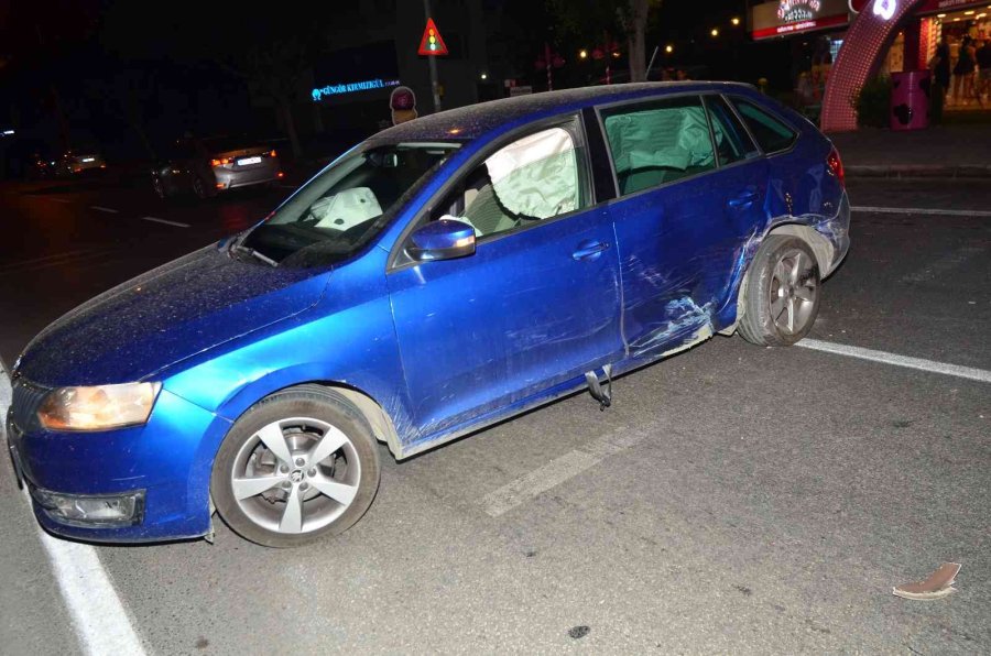 Refüjü Aşıp Karşı Şeride Daldı, İki Araca Çarparak Durabildi