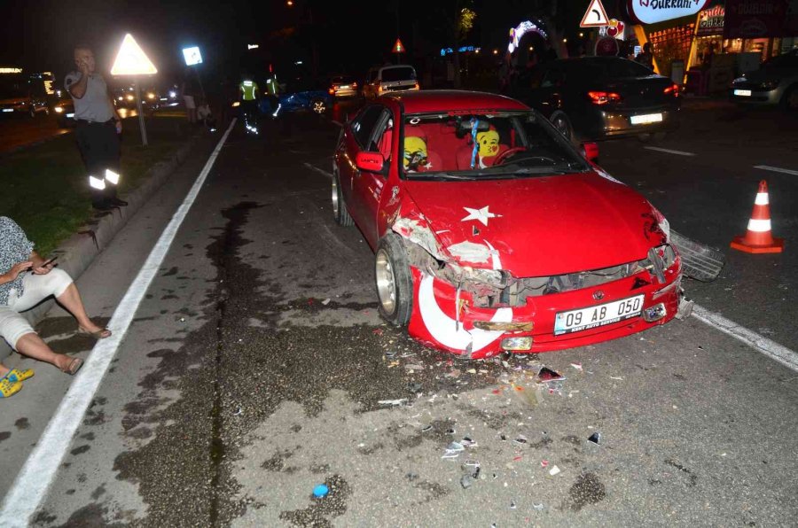 Refüjü Aşıp Karşı Şeride Daldı, İki Araca Çarparak Durabildi