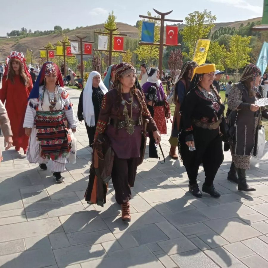 Eskişehir Anadolu Bacıları Tiyatro Grubu, Ahlat’ta Beğeni Topladı