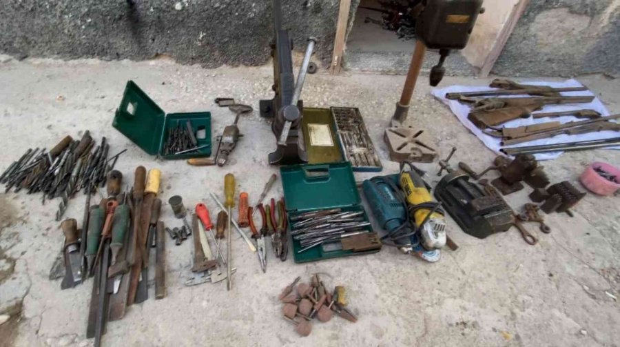 Ev Değil Silah İmalathanesi Çıktı