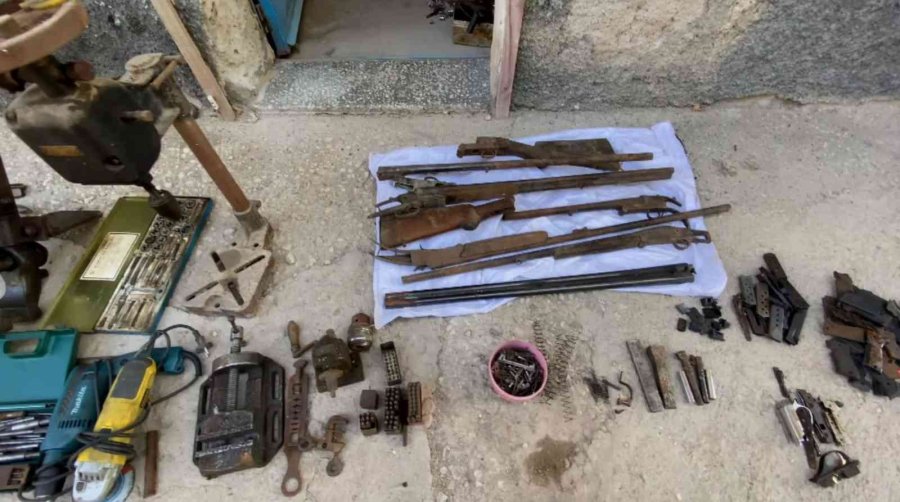 Ev Değil Silah İmalathanesi Çıktı