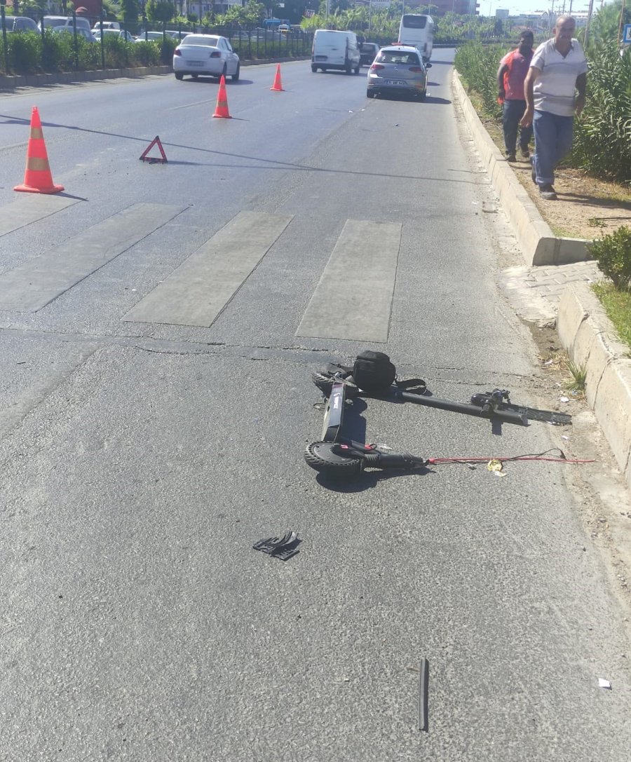 Otomobilin Çarptığı E-scooter Sürücüsü Hayatını Kaybetti