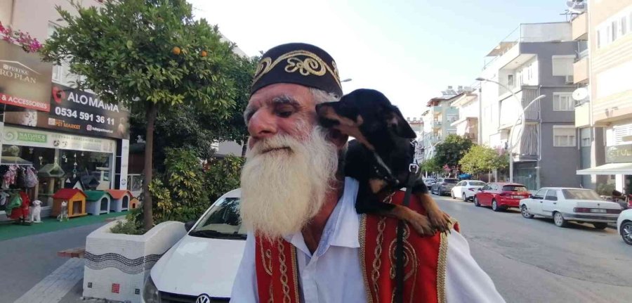 Turizm Elçisi Yaşlı Adam Ve Köpeği, Turistlerin İlgi Odağı