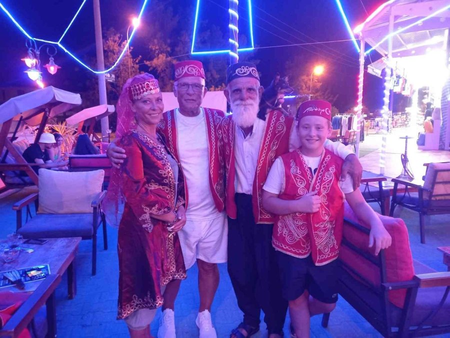 Turizm Elçisi Yaşlı Adam Ve Köpeği, Turistlerin İlgi Odağı