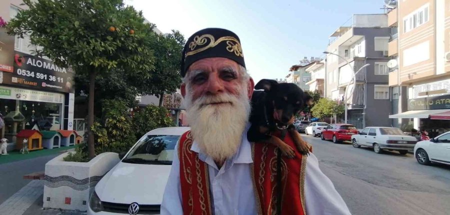 Turizm Elçisi Yaşlı Adam Ve Köpeği, Turistlerin İlgi Odağı