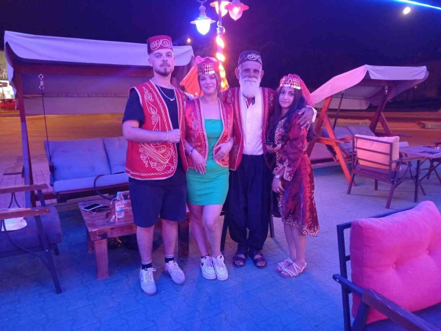 Turizm Elçisi Yaşlı Adam Ve Köpeği, Turistlerin İlgi Odağı