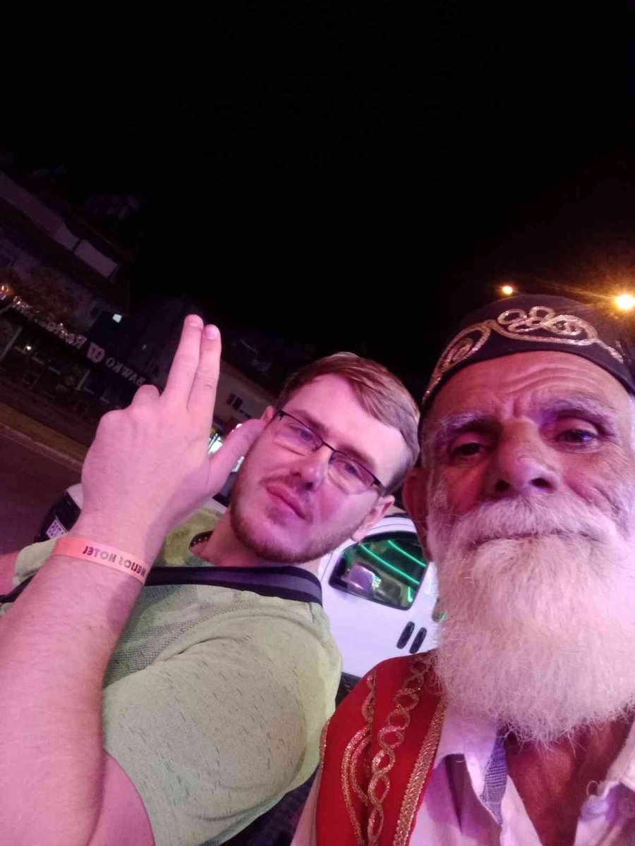 Turizm Elçisi Yaşlı Adam Ve Köpeği, Turistlerin İlgi Odağı