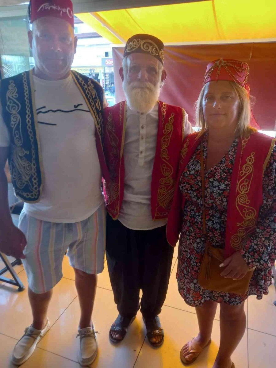 Turizm Elçisi Yaşlı Adam Ve Köpeği, Turistlerin İlgi Odağı