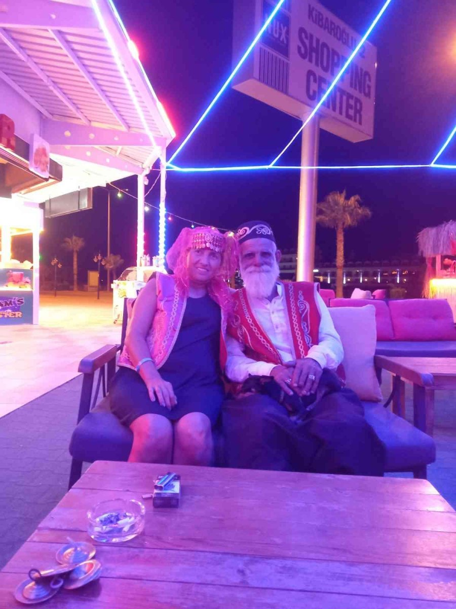 Turizm Elçisi Yaşlı Adam Ve Köpeği, Turistlerin İlgi Odağı