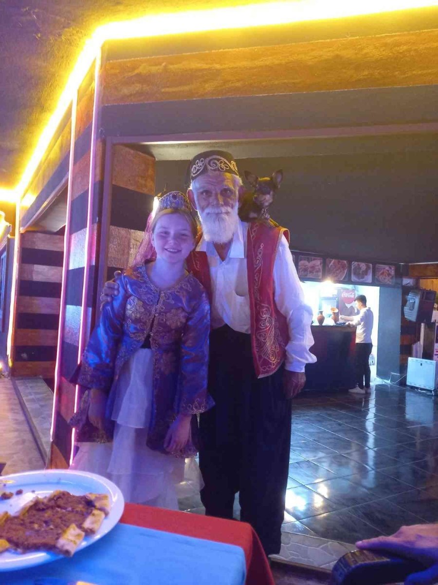 Turizm Elçisi Yaşlı Adam Ve Köpeği, Turistlerin İlgi Odağı