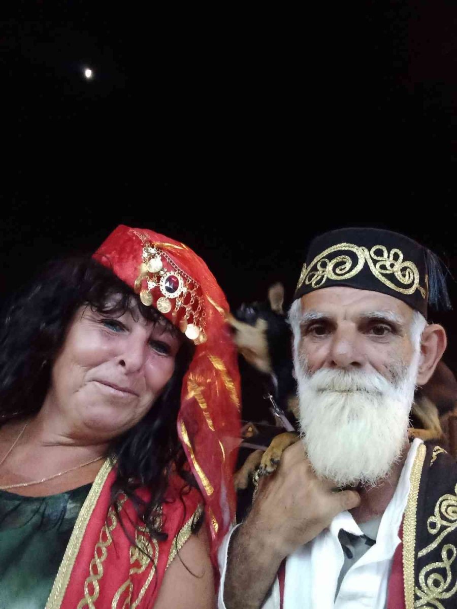 Turizm Elçisi Yaşlı Adam Ve Köpeği, Turistlerin İlgi Odağı