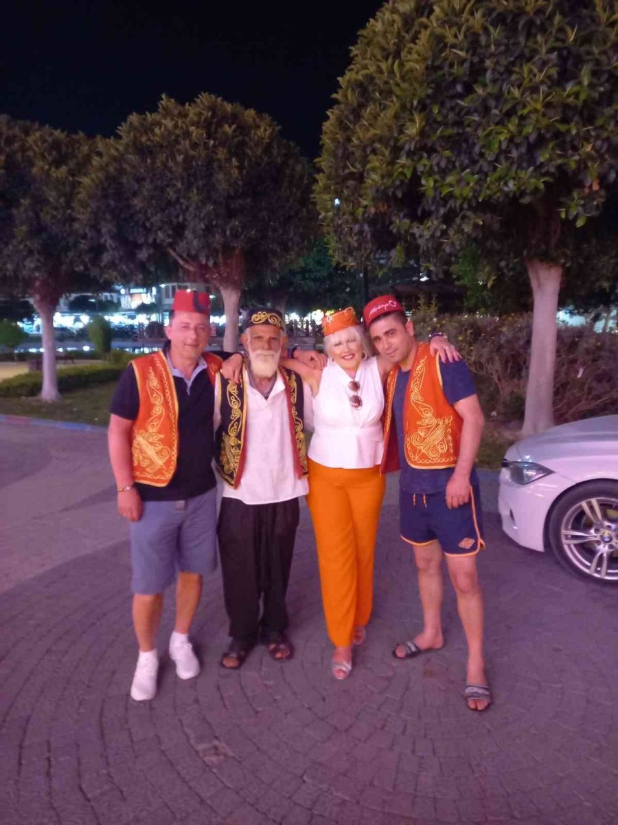 Turizm Elçisi Yaşlı Adam Ve Köpeği, Turistlerin İlgi Odağı