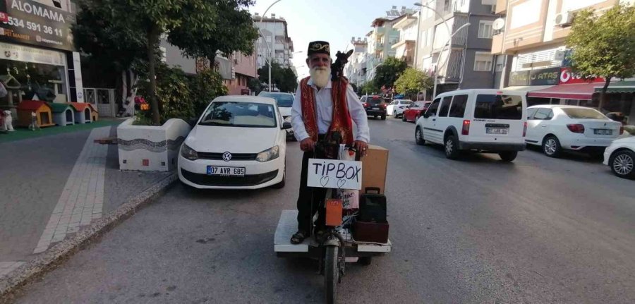 Turizm Elçisi Yaşlı Adam Ve Köpeği, Turistlerin İlgi Odağı