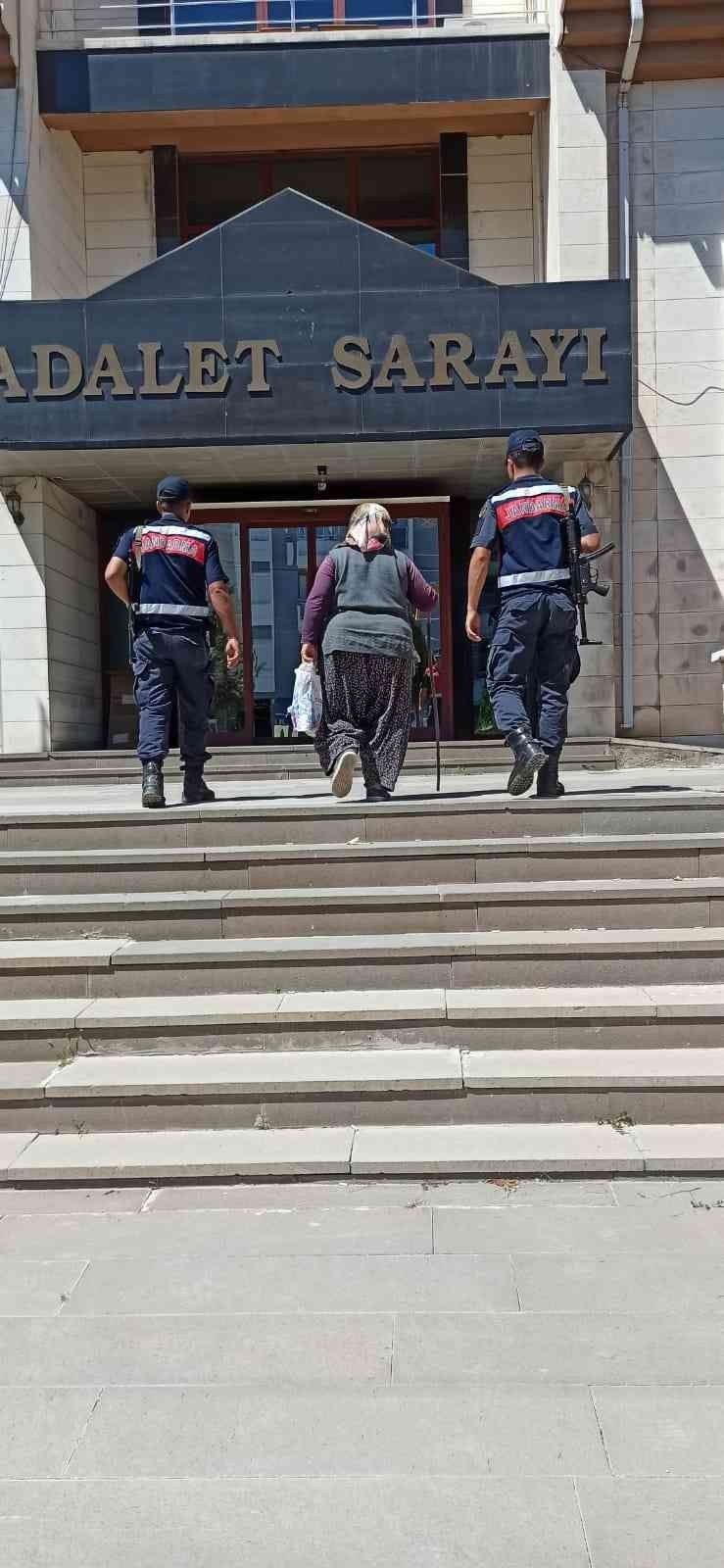 Yaşlı Kadın Evinde Uyuşturucu Ve Tarihi Eserle Yakalandı