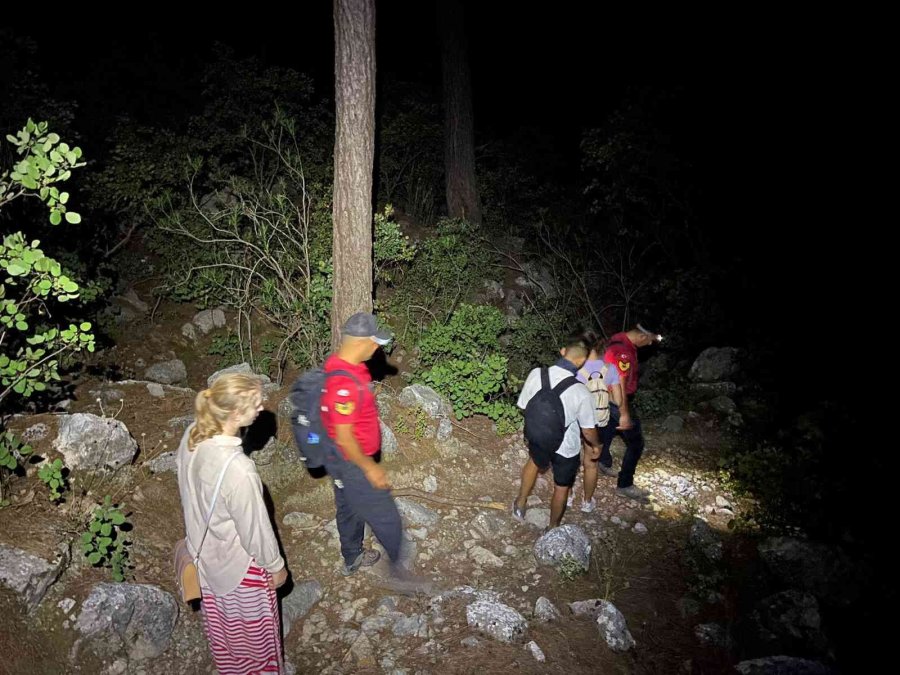 Yolunu Kaybedip Dağda Mahsur Kalan 3 Turist Jandarma Tarafından Kurtarıldı