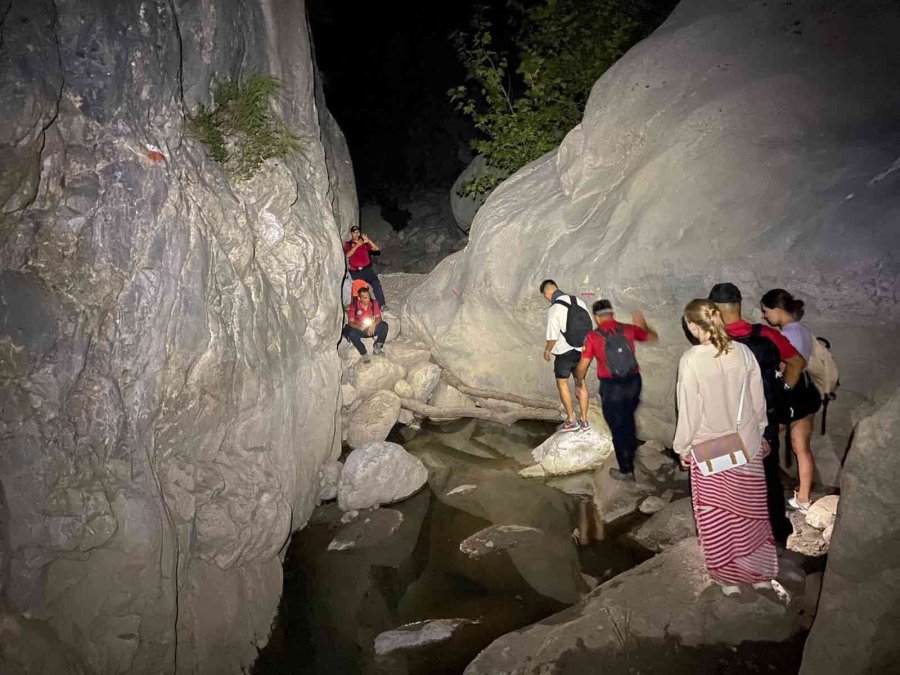 Yolunu Kaybedip Dağda Mahsur Kalan 3 Turist Jandarma Tarafından Kurtarıldı