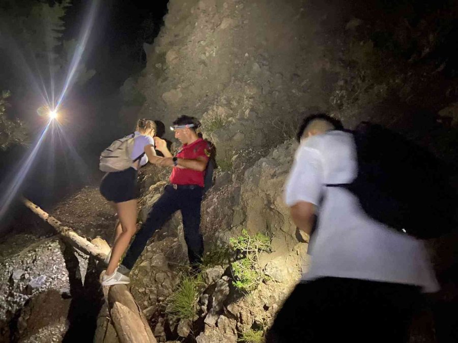 Yolunu Kaybedip Dağda Mahsur Kalan 3 Turist Jandarma Tarafından Kurtarıldı